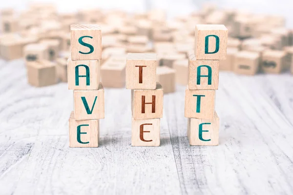 Kelimeleri ahşap bloklar beyaz bir tablo üzerinde oluşturduğu tarihi Kaydet