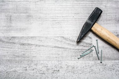 Çekiç ve çivi ahşap bir masa - kopya alanı görünümüyle aşağı üst üzerinde araç seti