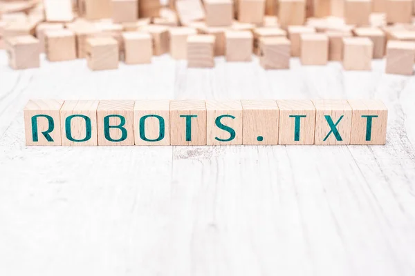 Ahşap bloklar beyaz bir tablo üzerinde oluşturduğu kelime Robots.txt
