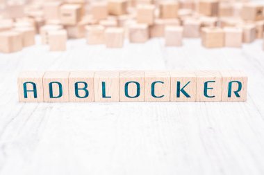 Ahşap bloklar beyaz bir tablo üzerinde oluşturduğu Word Adblocker