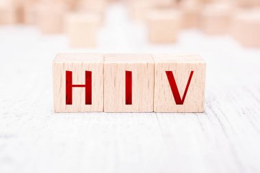 Ahşap bloklar beyaz bir tablo üzerinde oluşturduğu kısaltma HIV