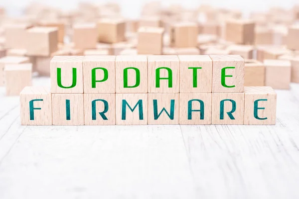 Ahşap bloklar beyaz bir tablo üzerinde oluşturduğu kelime Güncelleme Firmware