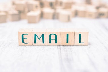 Ahşap bloklar beyaz bir tablo üzerinde oluşturduğu Word e-posta