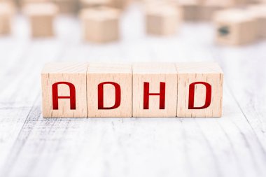 Ahşap bloklar beyaz bir tablo üzerinde oluşturduğu kısaltma DEHB