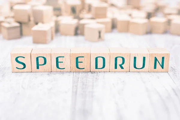A palavra Speedrun formada por blocos de madeira em uma tabela branca — Fotografia de Stock