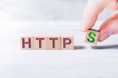 Word Https ahşap bloklar tarafından kurulan ve beyaz bir masada erkek parmak göre düzenlenmiş