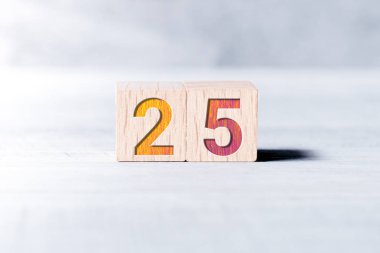 Ahşap bloklar beyaz bir tablo üzerinde oluşturduğu 25 numaralı