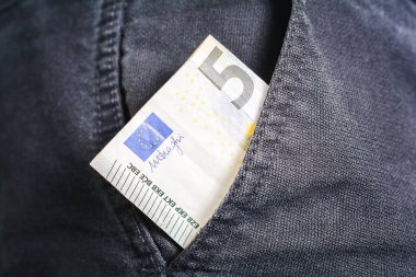 Yarısı siyah kot pantolon - Pocket zavallı gösterilen dışarı 5 Euro banknotun kavramı dostum