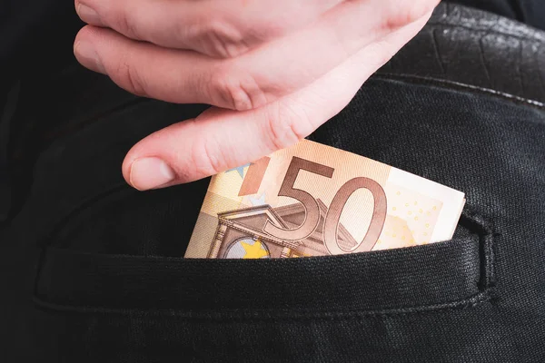 Erkek el bir 50 Euro Bill dışarı-in arka cebinde bir siyah kot pantolon-Rich Man kavramının kapma — Stok fotoğraf