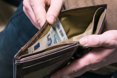 Adam son 5 Euro cüzdanında - zavallı adam kavramı gösterilen