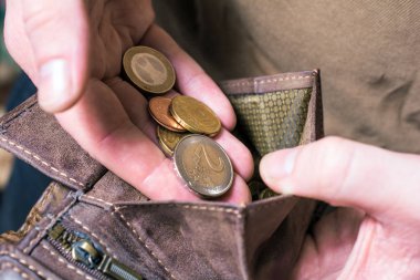 Cüzdanında biraz Euro para koyarak adam