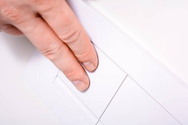 Erkek el basarak yaptı plaka çift floş tuvalet su - tam miktar için su kavramı kaydetme