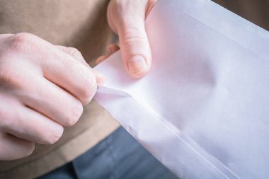 Erkek el kenarına bir mesaj kavram için bekleyen bir zarf - açılış