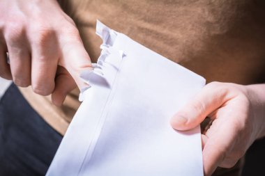 Erkek eller bir zarf - bir mesaj kavram için bekleyen sabırsız kenarına açık kopyalama