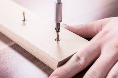 Ahşap bir parça içine bir vida sürüş ustası