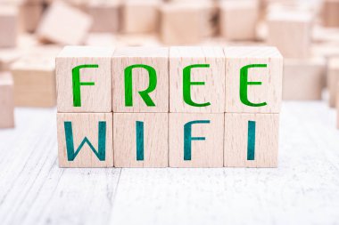 Beyaz bir tablo üzerinde ahşap bloklar kelime Ücretsiz Wifi oluşturduğu