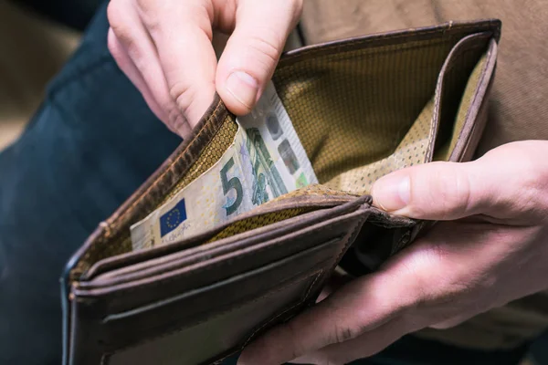 Adam son 5 Euro cüzdanında - zavallı adam kavramı gösterilen — Stok fotoğraf