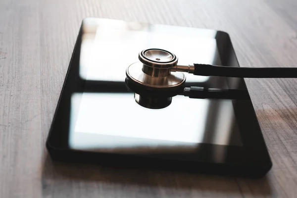 Stetoskop yansıması - kırık Tablet kavramı sabitleme ile bir Tablet bilgisayarda — Stok fotoğraf