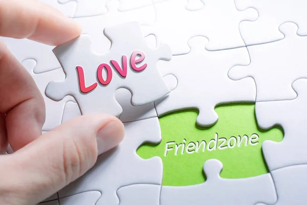 Las palabras amor y amistad en pieza perdida Jigsaw Puzzle — Foto de Stock