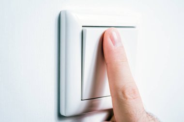 Erkek parmak ışığı açıp kapatmak için robot dokunmadan