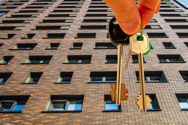 Bir evin arka planda dairenin anahtarları. Yeni Konut popülerlik kavramı 