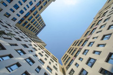 Yeni yüksek katlı apartmanın güzel cephe .