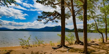 Kazakistan. Lake Borovoe. Yaz güneşli manzara .