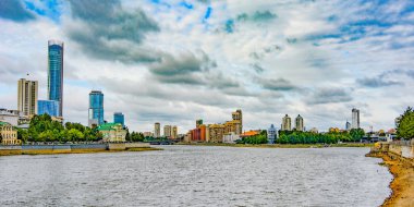 Rusya. Ekaterinburg. Şehir gölet ve Yekaterinburg şehir görünümünü