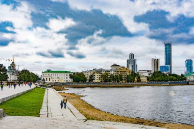 Rusya. Ekaterinburg. Şehir gölet ve Yekaterinburg şehir görünümünü
