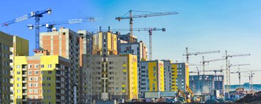 Gökyüzüne karşı yeni konut inşaatı. İnşaat iş kavramı .