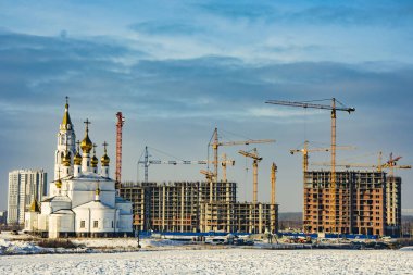 Ortodoks Christian Church inşaat arka plan üzerinde. Farklı stilleri modern inşaat kavramı .