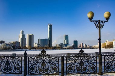 Rusya. Yekaterinburg. Ekaterinburg-şehir manzarasına sahip şehir gölet çıkabilir. Kentin ünlü ikonik yerler .