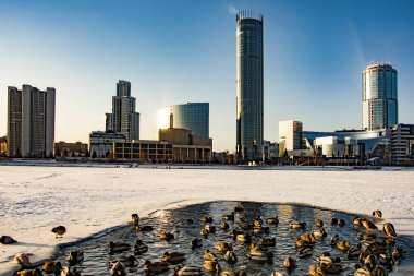 Rusya. Yekaterinburg. Ekaterinburg-şehir manzarasına sahip şehir gölet çıkabilir. Kentin ünlü ikonik yerler .