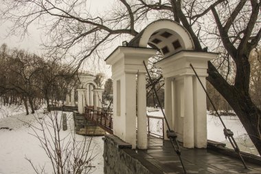 - Rusya. Yekaterinburg 'da. Kışları Kharitonovsky bahçesinde. Şehirde ikonik ünlü bir yer.