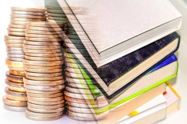 Paranın arka planında kitaplar ve basılı yayınlar. Telif hakkı kavramı .