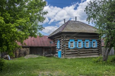 Rusya. Perm bölgesi. Rus köyünde yaz rengi .
