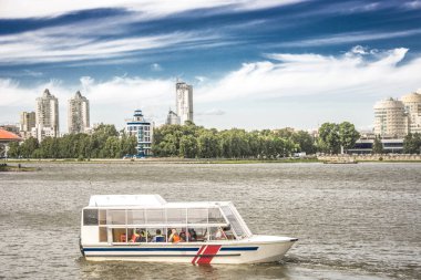 Rusya. Yekaterinburg. Şehir yaz gölet üzerinde Nehir tramvay .