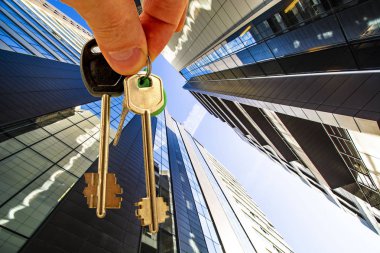 Bir evin arka planda dairenin anahtarları. Yeni Konut popülerlik kavramı .