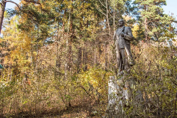 Oroszország Jekatyerinburg Lenin Szobor Őszi Fenyőerdőben — Stock Fotó