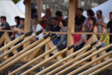 Orta Çağ Turnuvası 'nda mızrak dövüşü için hazırlanıyor.