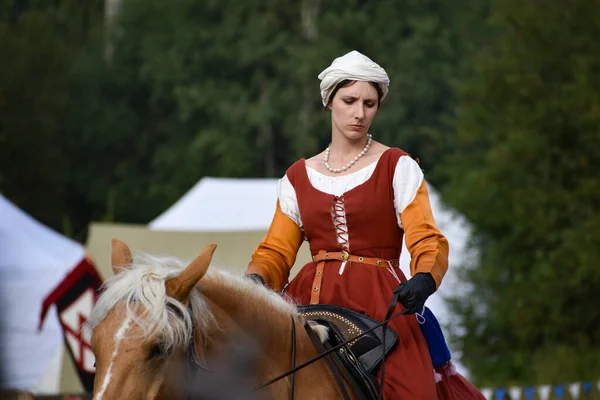 Wyborg Russland August 2020 Junge Frau Mittelalterlicher Kleidung Auf Einem — Stockfoto