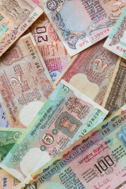 Rastgele düzenlenmiş eski vintage notaların dikey düzlemi