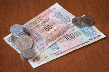 Eski para birimi kırmızı tahta üzerine kurulmuş.