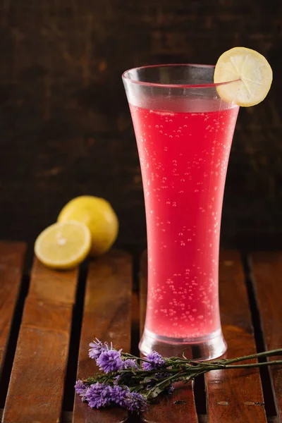 Bebida Mojito Explosão Vermelha Fresca Com Limão Foto Com Flores — Fotografia de Stock