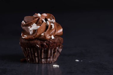 Mini çikolatalı keklerin koyu arka planda fotoğrafı.