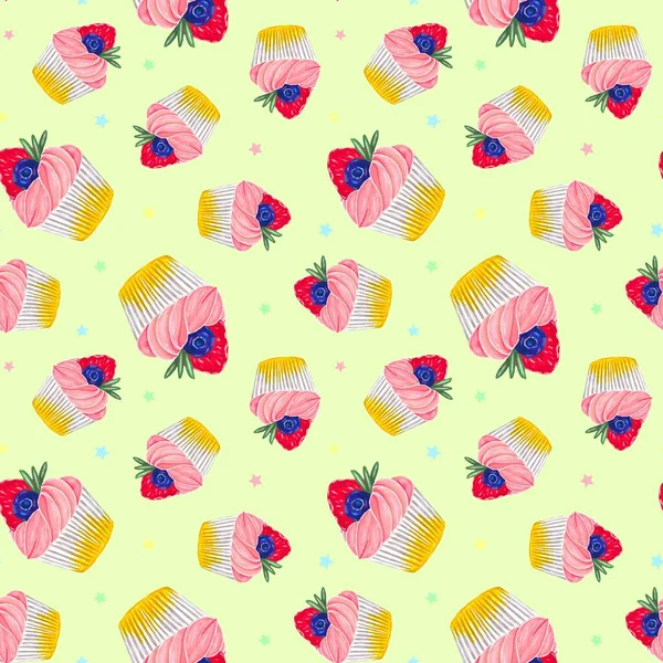 Sömlöst mönster med en cupcake med jordgubbar och blåbär och med rosa kräm. På en grädde bakgrund. Muffins. Söta bakverk dekorerade med jordgubbar och blåbär för omslag och tyg — Stockfoto