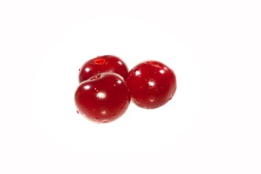 Beyaz arkaplanda kırmızı kiraz izole edildi