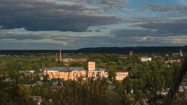 Tepeden şehre bak. Bütün şehir ormanın içinde gibi görünüyor..
