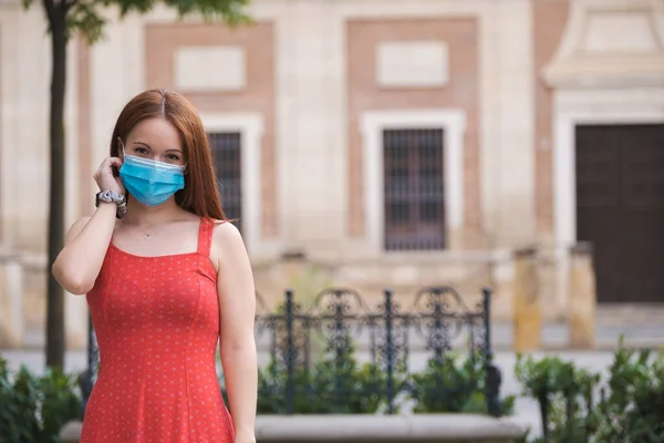 Kendini ve diğerlerini Covid 19 virüsünden korumak için maske takan bir kız..