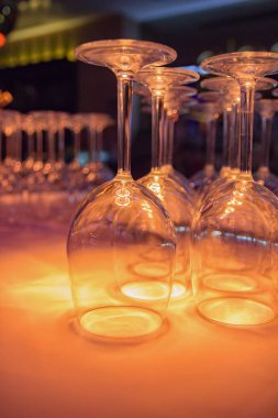 Masanın üzerinde loş ışıkta duran bir gözlük..